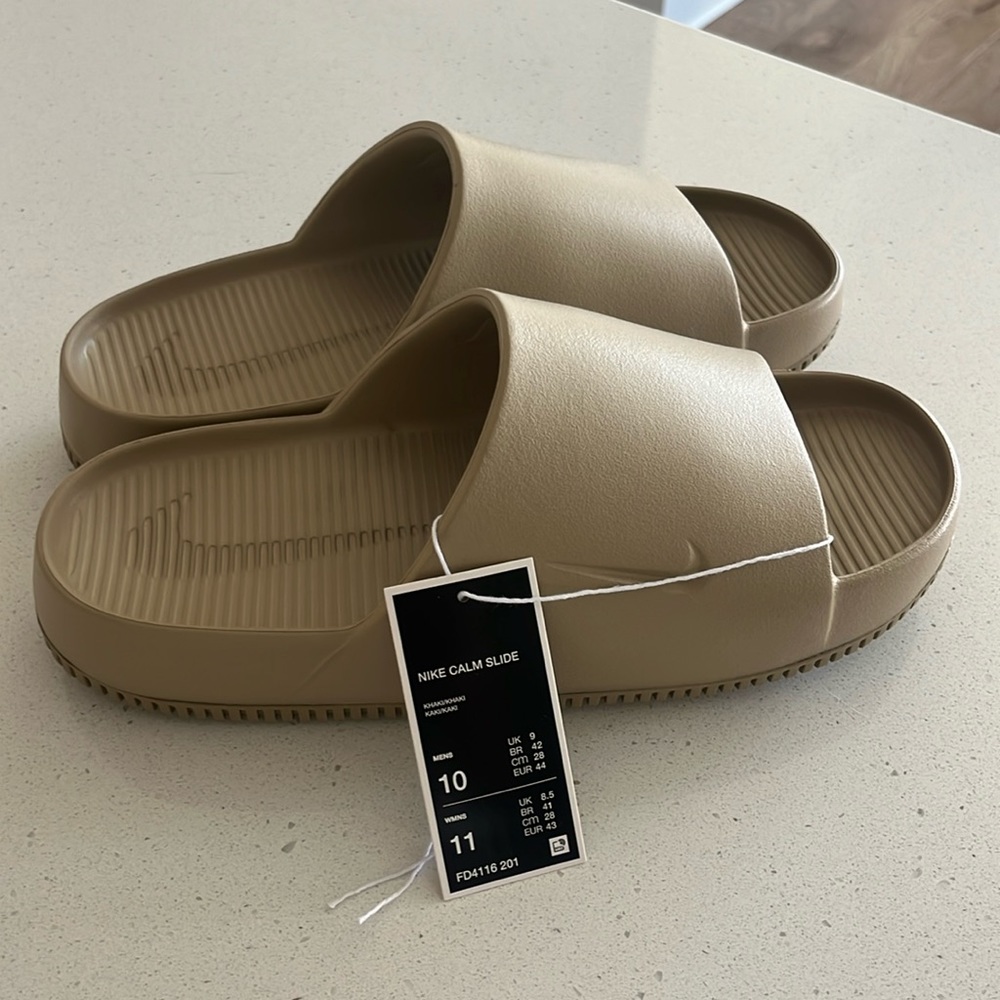 (NWT) Men’s Nike Calm Slides khaki